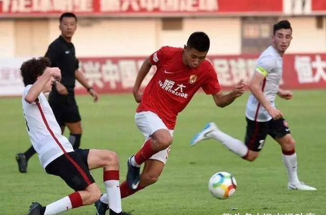 28 巴黎圣日耳曼青训小将首秀破门  